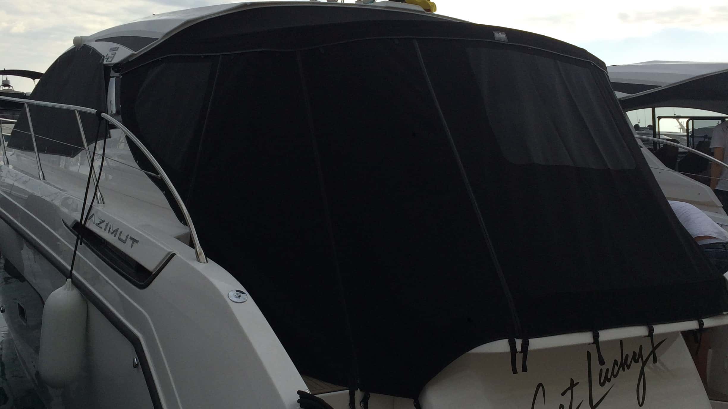 krmeno zatvaranje u materijalu Sunbrella Plus s PVC prozorima za m/b AZIMUT 43