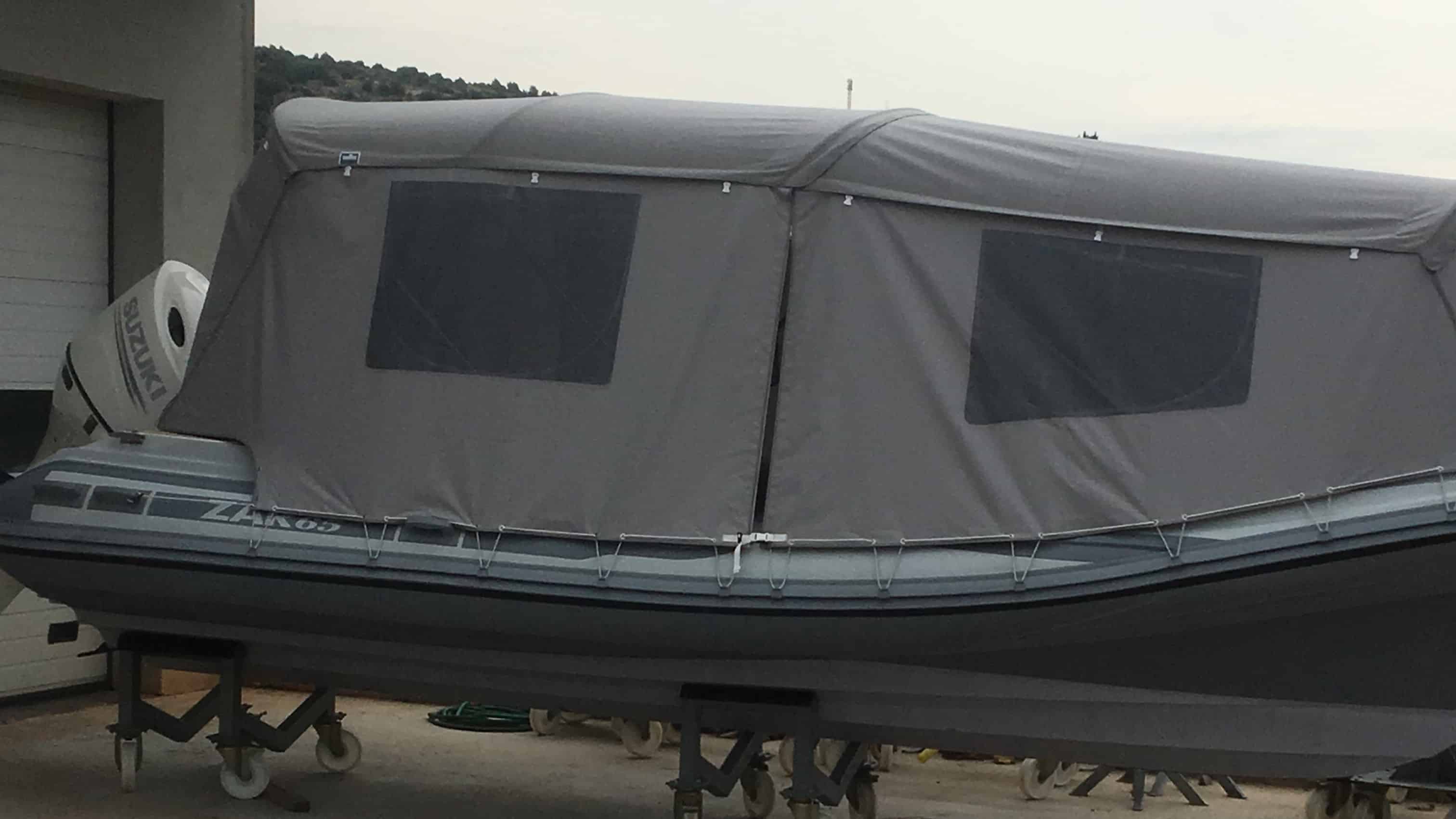 šator tenda u materijalu Sunbrella Surlast s PVC prozorima koji imaju mogućnost rolanja te integriranim komarnicima za GUMENJAK ZAR 65