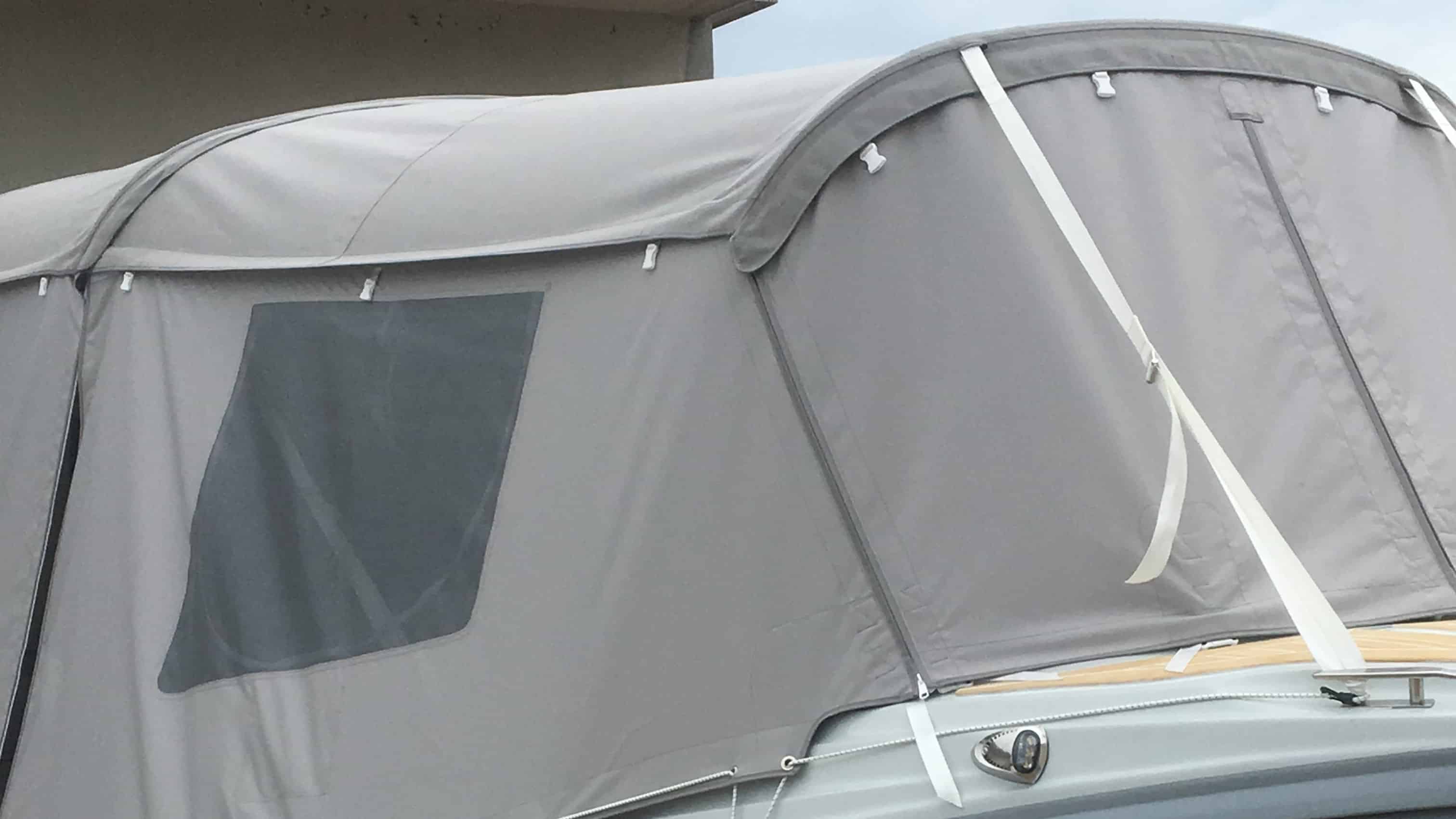 šator tenda u materijalu Sunbrella Surlast s PVC prozorima koji imaju mogućnost rolanja te integriranim komarnicima za GUMENJAK ZAR 65