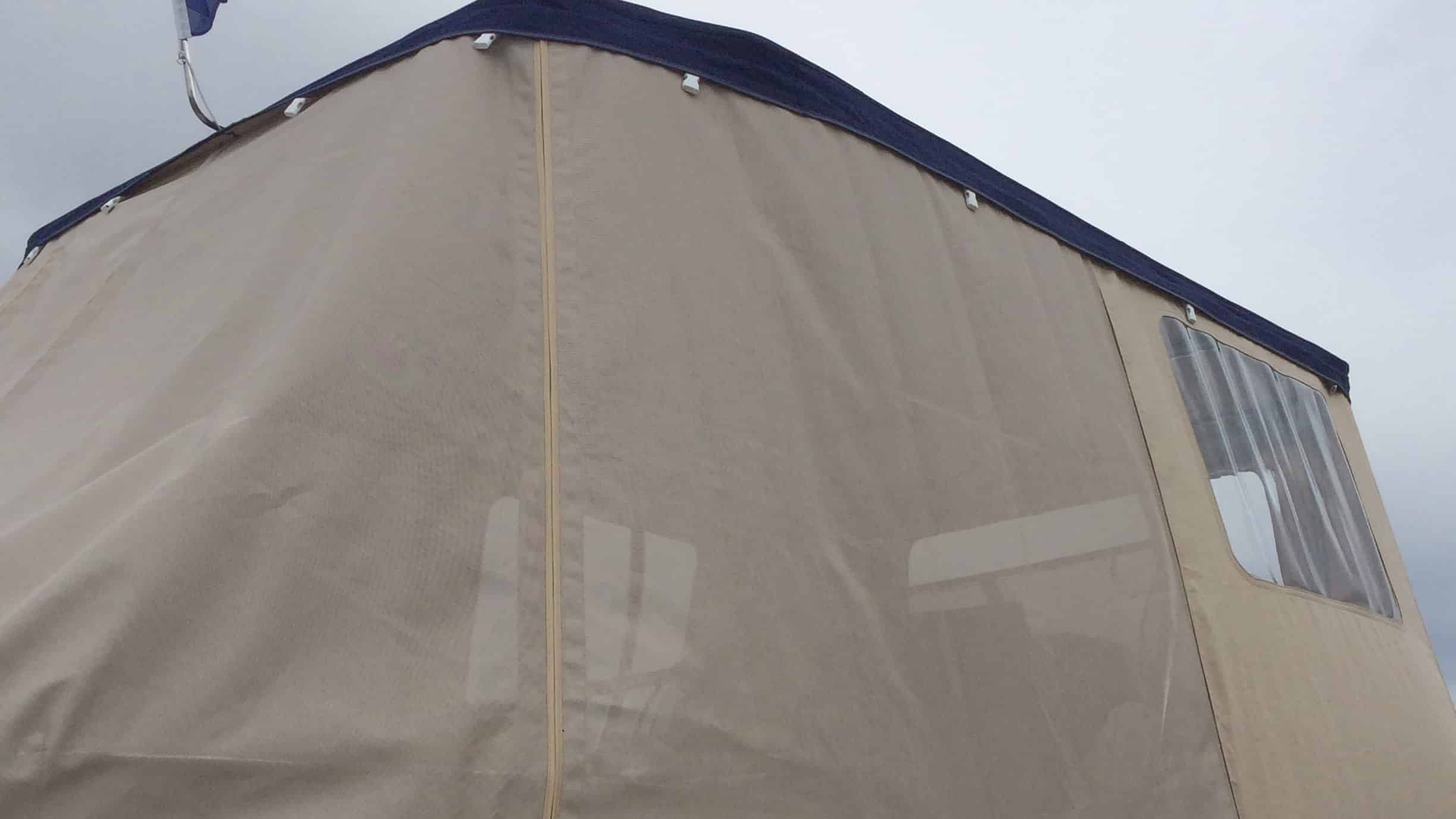 šator tenda u materijalu Sunbrella Surlast s PVC prozorima za m/b